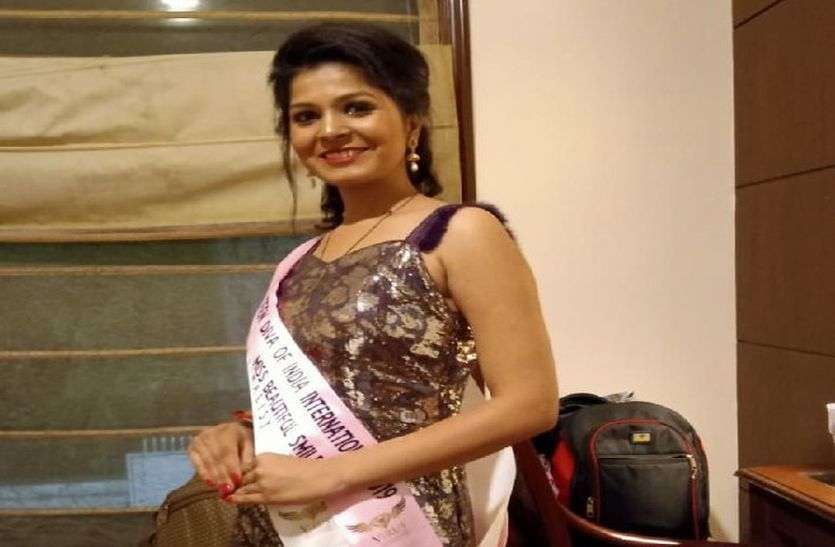 Surekha Meena Of Alwar Won Miss Beautiful Smile Award 2019 अलवर के छोटे से गांव की बेटी ने बढ़ाया राजस्थान का मान, देश के 29 राज्यों की युवतियों को पछाडकऱ जीता मिस ब्यूटीफुल का खिताब