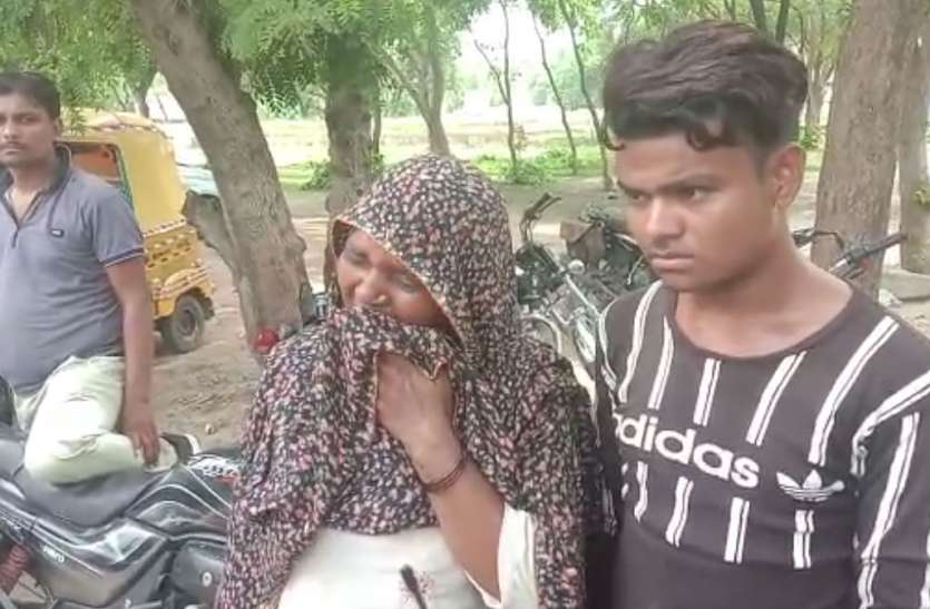 mother Firozabad Police: पुत्र वियोग में लाचार और बेबस मां खा रही दर—दर की ठोकरें, तीन माह बाद भी Yogi Ki Police नहीं दर्ज कर रही गुमशुदगी, देखें वीडियो