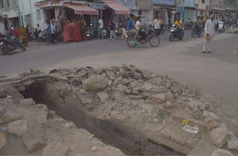 BEAWAR : here can be a threat to drivers and passengers BEAWAR : यहां प्रशासन को नहीं दिख रहे टूटे फेरोकवर और खुले नाले