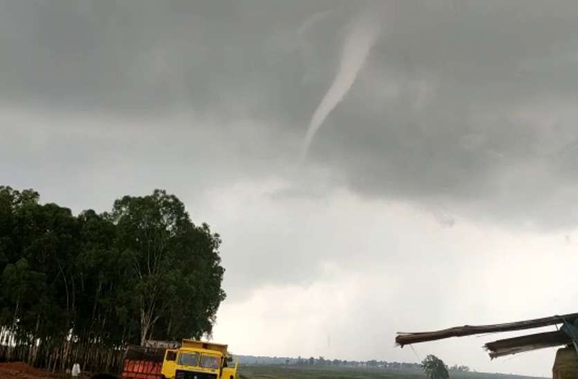 Dangerous Cyclone Video Viral In Chhattisgarh व ड य म द ख ए क स त ज हव बदल गय बव डर म फ र स मन आय च क न व ल नज र Patrika News