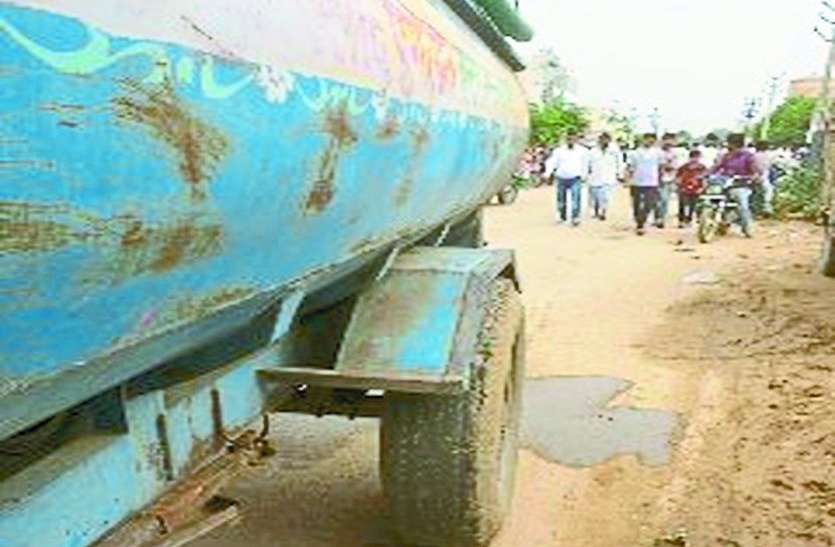 Tanker Crush A Men In Alwar अलवर में बड़ा हादसा, टैंकर ने इकलौते बेटे को मारी टक्कर और सिर के ऊपर चढ़ा दिया टायर