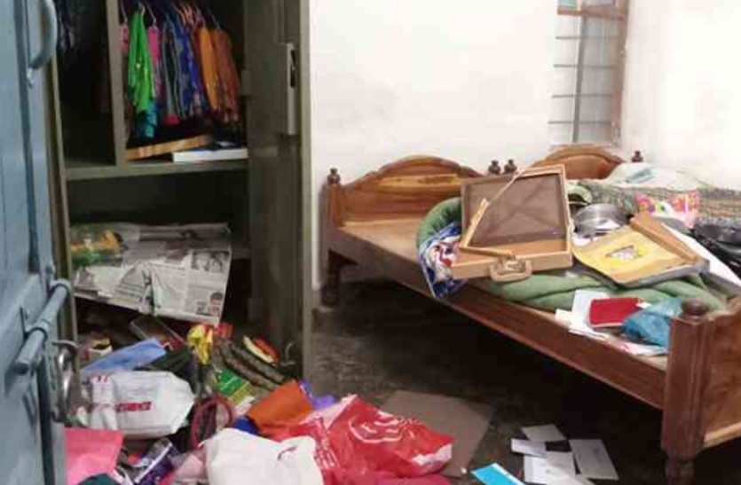 theft चोरों ने देर रात मकान पर बोला धावा, 4 लाख रुपए व जेवरात उड़ाए, आंगन में सो रहे मकान मालिक को भनक तक नहीं लगी