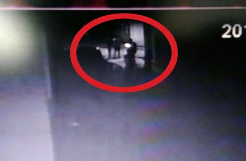 खाकी की करतूत: दौसा में रात को मकान में घुस कर मारपीट, तीन पुलिसकर्मी लाइनहाजिर खाकी की करतूत: दौसा में रात को मकान में घुस कर मारपीट, तीन पुलिसकर्मी लाइनहाजिर