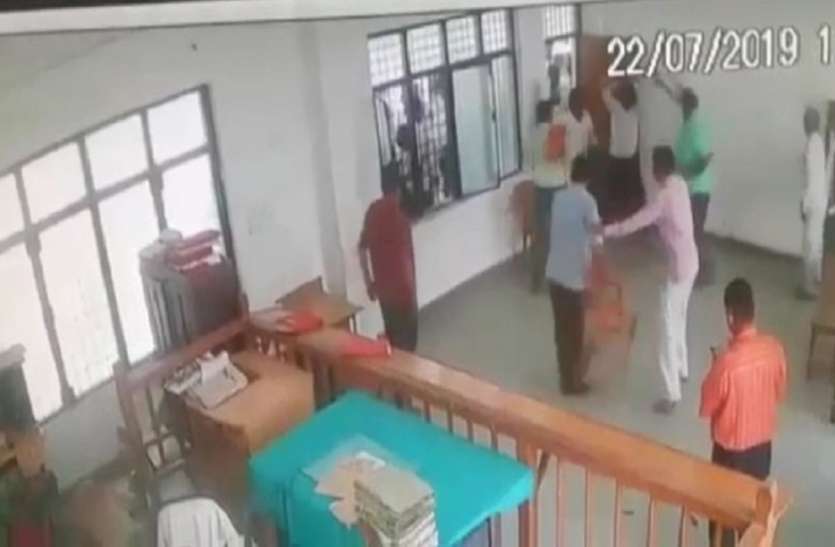 SDM meja UP crime :योगी सरकार में कानून व्यवस्था तार -तार कोर्ट रूम में जमकर मारपीट