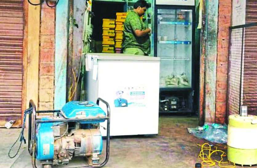 18 hours chohatan power failure चौहटन में 18 घंटे बिजली गुल, रातभर छत व गलियों में घूमते रहे लोग