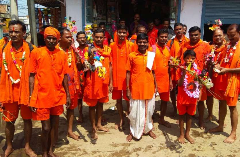 For 16 years group of kavariya in Savan is going for Baijnath Dham शहर से कांवरियों का जत्था बैजनाथ धाम के लिए रवाना, 16 सालों से सावन में लगातार जा रहा यह जत्था