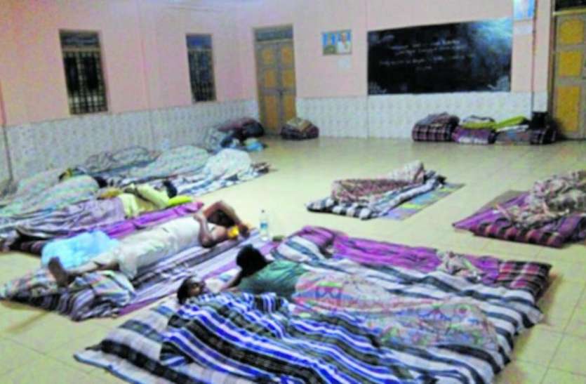 Dormitory for the rest of the day laborers दिहाड़ी मजदूरों के विश्राम के लिए छात्रावास