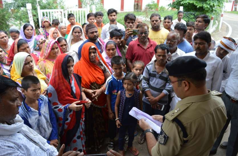 The woman said, Sir, my husband was murdered, so far did not get justi महिला ने कहा सर, मेरे पति की हत्या की गई थी, अब तक नहीं मिला इंसाफ