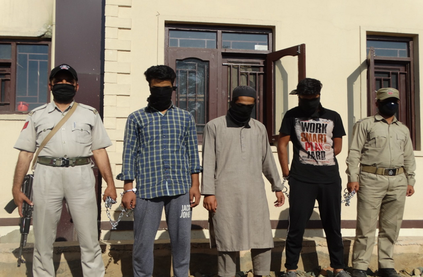 Police arrests three Hizbul Mujahideen terrorists in Srinagar कश्मीर: हिजबुल के तीन आतंकी गिरफ्तार, असलहा बरामद