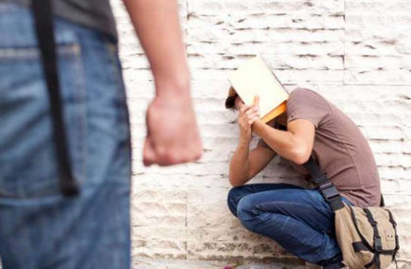 ragging राजस्थान : मेडिकल कॉलेज में रैगिंग, सीनियर छात्र ने पूछा कौनसे बैच के हो? पता लगा जूनियर हैं तो जमकर कर दी मारपीट