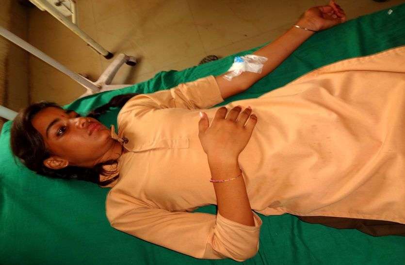 After vaccination three student Sick खसरा-रूबेला टीका लगाने के बाद तीन बच्चों की तबीयत बिगड़ी, अस्पताल में भर्ती