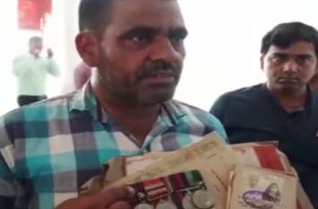 son of soldier demanded for death wish from dm सैनिक के बेटे ने डीएम से की यह मांग, कहा परिवार समेत दे दीजिए इच्छा मृत्यु