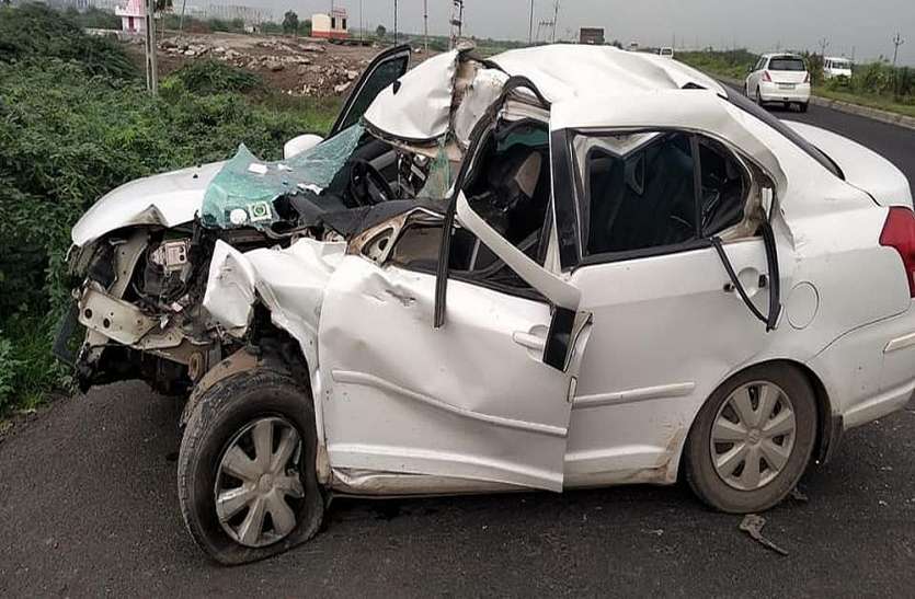 surat photo ट्रक की टक्कर से कार सवार दो लोगों की मौत, दो घायल