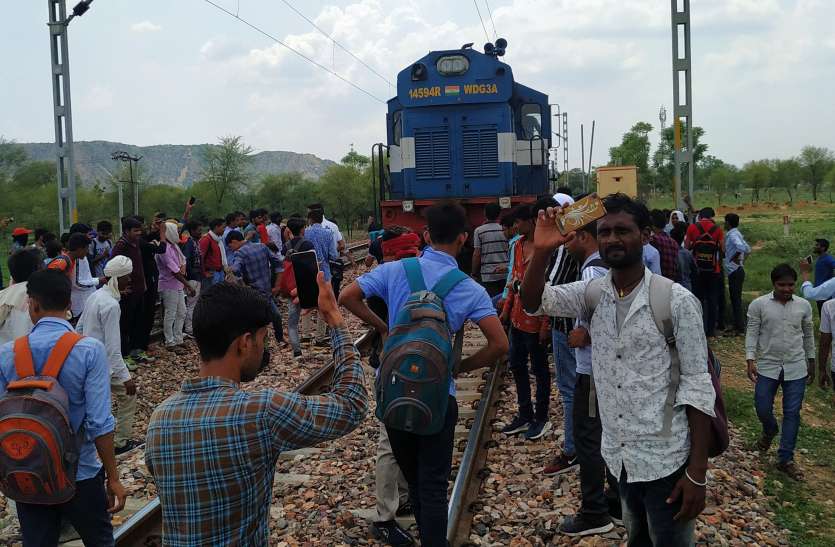 The death of the laborer from the grip of the train Train accident: पैर फिलसने से तारों पर झूला मजदूर, ट्रेन की चपेट में आने से पैरा कटा, मौके पर मौत