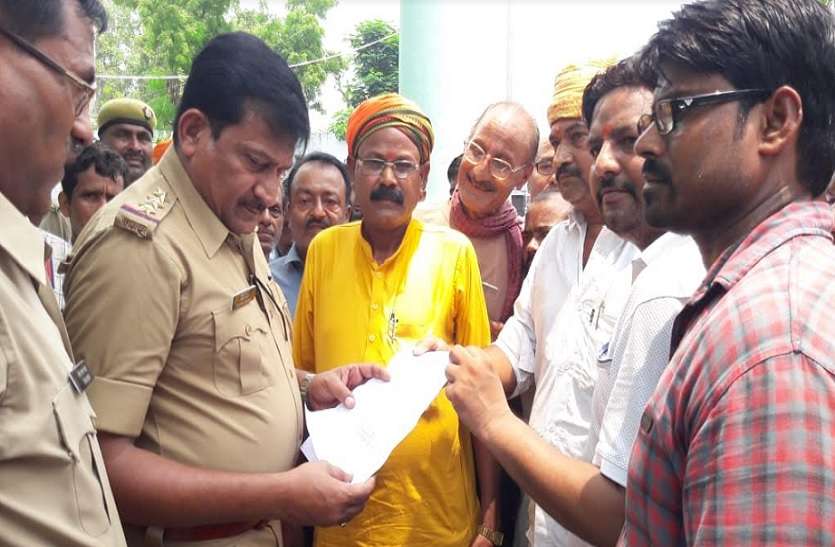 Abusive remarks on gods in Lakhimpur Kheri news in hindi देवताओं पर अभद्र टिप्पणी से लोगों में आक्रोश, थाने में दी तहरीर
