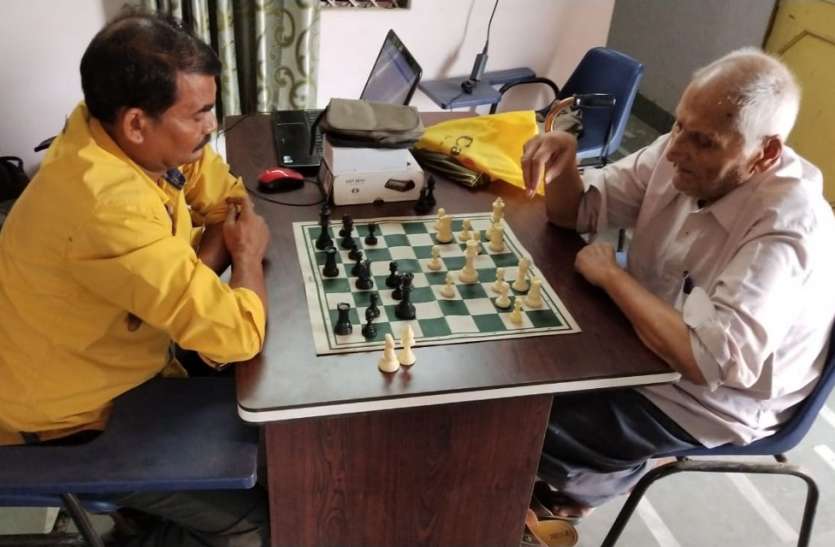 Chess run between 16 players शतरंज में 16 खिलाडिय़ों के बीच चला शह-मात का दौर