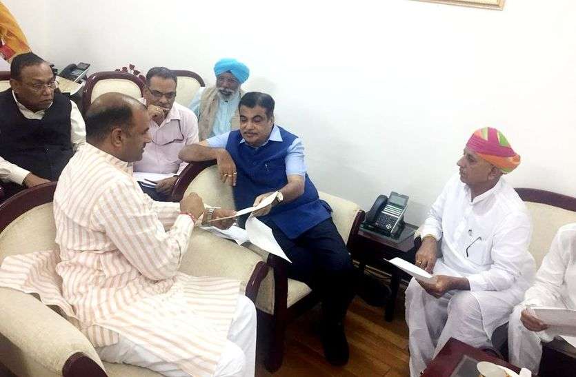 chittorgarh गड़करी से किसने कहा कि सिक्स लेन के साथ हो सर्विस लेन का निर्माण