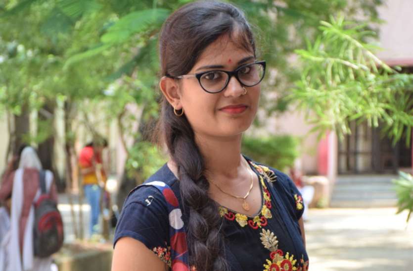 College Going to see the Funky Look फंकी लुक में नजर आ रहे कॉलेज गोइंग