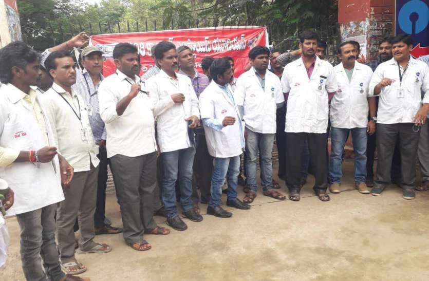 108 ambulance worker आज बीमार न पड़ना, हादसों में घायल न होना...क्योंकि 108 एंबुलेंस हड़ताल पर है