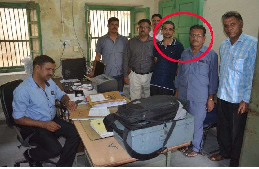 Mandal tehsil's Babu and peon arrested for taking 15 thousand bribe मांडल तहसील का बाबू व चपरासी 15 हजार की घूस लेते गिरफ्तार