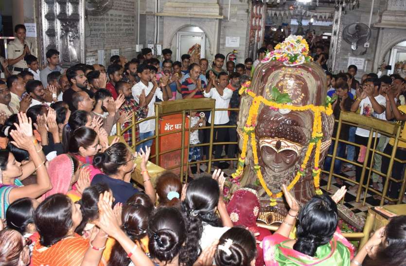 patrika सावन के पहले सोमवार को हजारों भक्तों ने पशुपतिनाथ का अभिषेक कर किए दर्शन