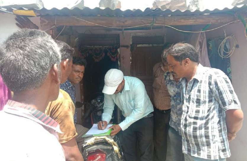patrika शौचालयों की जांच करने पहुंचा दल, लिए हितग्राहियों के कथन