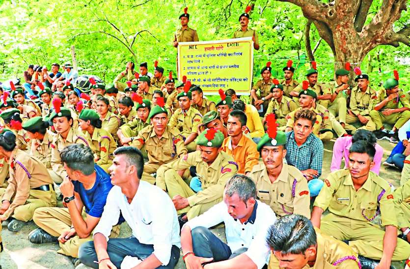 ncc cadets पुलिस भर्ती में 15% आरक्षण की मांग को लेकर सतना से आए एनसीसी कैडेट्स,पुलिस और एनसीसी अधिकारियों को नहीं लगी भनक
