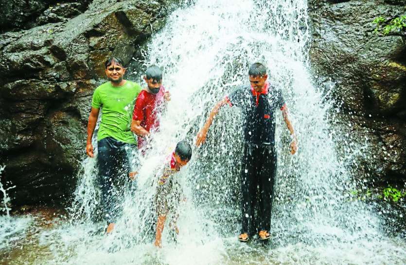 patrika झरनों का प्राकृतिक सौन्दर्य बन रहा जानलेवा