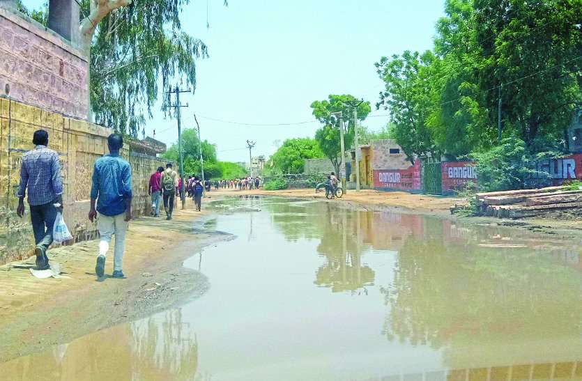 Passing students from mud कीचड़ से गुजरते हैं छात्र