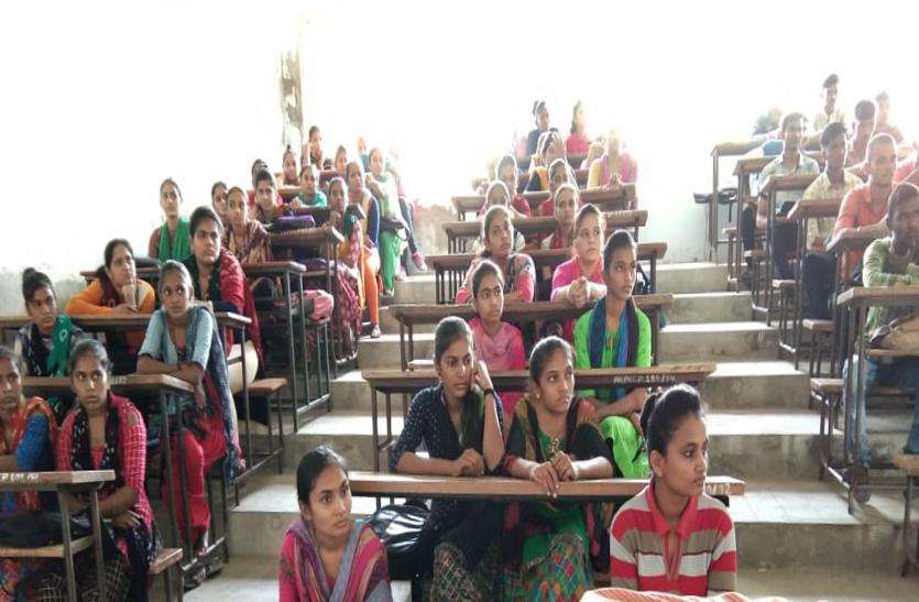 railway Ahmedabad news: अनारक्षित टिकट यूटीएस एप से, लाइन से मिलती है निजात