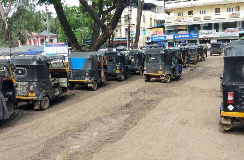 patrika सिलवासा में रेट लिस्ट और मीटर बगैर दौड़ रहे ऑटो रिक्शा
