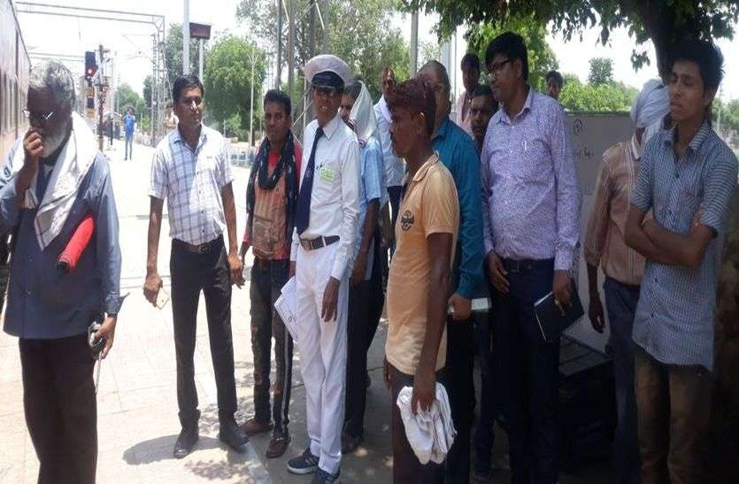 gangapurcity news महाप्रबंधक ने विंडो से देखा स्टेशन