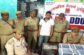 wepon smuggler arrested in chandauli 23 पिस्टल और 46 मैगजीन के साथ असलहा तस्कर को जीआरपी ने पकड़ा