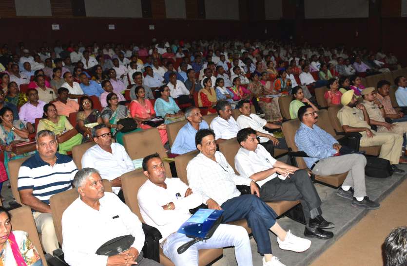 Organizing a divisional workshop in bikaner कक्षा आठवीं से लागू होगी स्टूडेंट पुलिस कैडेट योजना