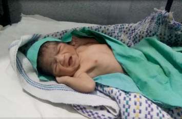 born baby found on road in closed in plastic bag churu rajasthan शर्मसार: नवजात बच्ची को प्लास्टिक की थैली में बंद कर सड़क पर फेंका, सांस लेने में आ रही दिक्कत