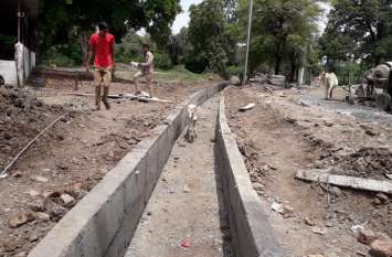 gowshala news : Contractors talking to cow slabs - not making slopes गौ शाला सदस्यों से बोले ठेकेदार- नहीं बनाना स्लोप, करवा के बता देना नपा का कोई भी काम