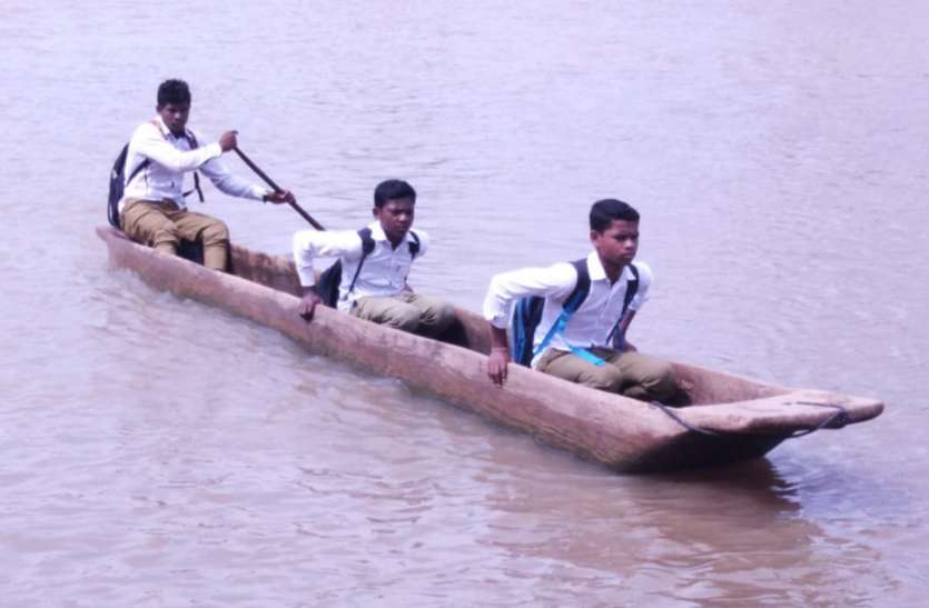 Students cross river in a wooden canoe to read पढ़ने के लिए लकड़ी की डोंगी में बैठकर उफनती नदी पार करते हैं छात्र, हो चुका है हादसा
