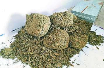 Police arrested Smugglers with 80 KG Ganja in chhattisgarh Ganja smuggling: गाडी के इस हिस्से में छुपा कर उत्तर प्रदेश ले जा रहे थे गांजा, पुलिस ने किया गिरफ्तार