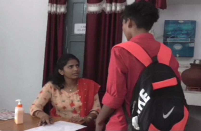 to girl mistakenly understood to boy in college राष्ट्रीय स्तर की खिलाड़ी को लड़का समझ टोका, हो गया बवाल