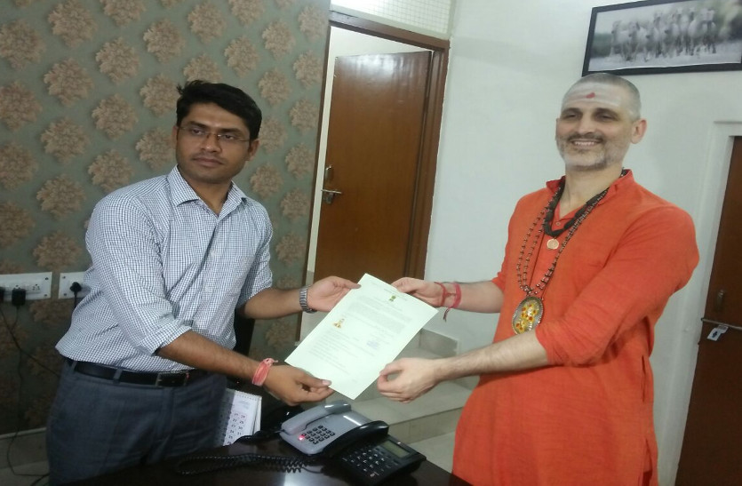liked Indian culture received Indian citizenship भारतीय संस्कृति का ऐसा चढ़ा रंग, यूएस से लाखों रुपए की नौकरी छोड़ हासिल की भारतीय नागरिकता