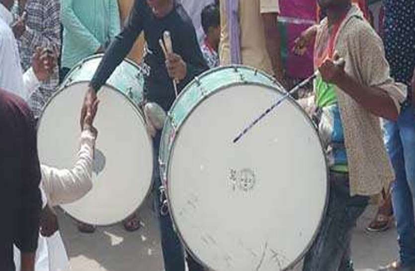 dhol नगर परिषद ने बजवा दिए 22 लाख के ढोल, 51 लाख रूपए का करवा दिया नाश्ता