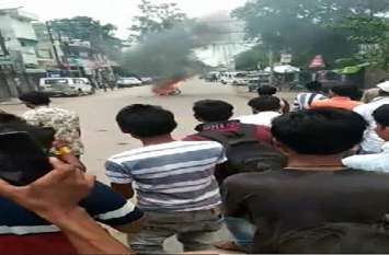 Two students injured after breaking 11000-volt wire in banda up बिजली विभाग की बड़ी लापरवाही, 11000 वोल्ट तार टूटने से दो छात्र घायल