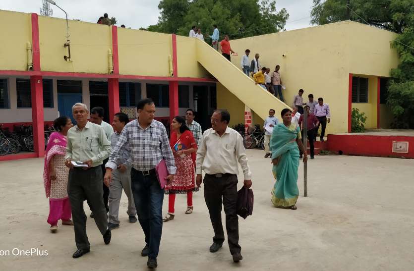 school inspection school inspection : स्कूलों का निरीक्षण करने पहुंची टीम को नहीं मिले टीचर, 13 टीचरों पर हुई कार्रवाई