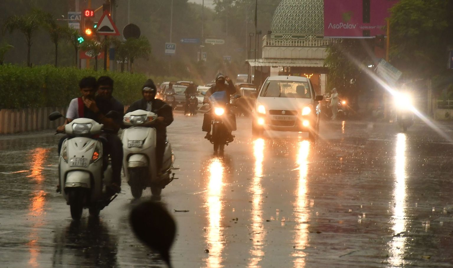 Surat Rain: one inch rain in Surat | Surat Rain : सूरत में अब आया सावन  झूमके, दो घंटे में एक इंच बारिश | Patrika News