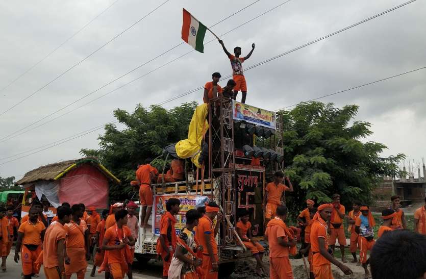ayodhya कांवड़ यात्रा में दिखा देश भक्ति का जज्बा