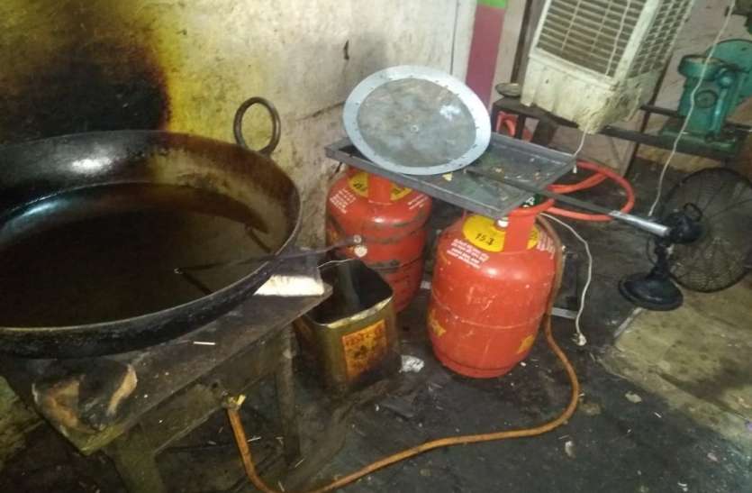 होटल से पकड़ा सिंथेटिक मावा और आधा दर्जन रसोई गैस के सिलेंडर होटल से पकड़ा सिंथेटिक मावा और आधा दर्जन रसोई गैस के सिलेंडर