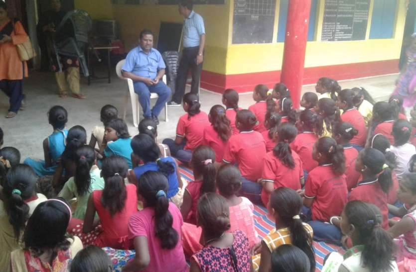 This work being done by the authorities to strengthen schools स्कूलों की व्यवस्थाएं सुदृढ़ करने अधिकारी कर रहे यह काम