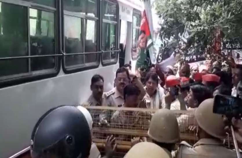 Samajwadi party leader मॉब लिंचिंग के विरोध में पैदल मार्च से पहले ही सपा राष्ट्रीय महासचिव गिरफ्तार, सपाइयों ने जमकर की नारेबाजी