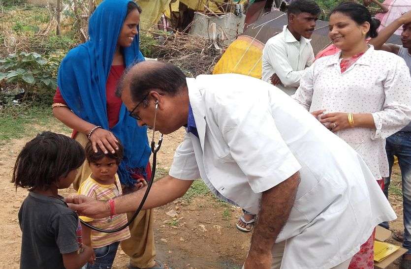slum area in medical camp कच्ची बस्ती के बच्चों एवं महिलाओं की ली सुध, स्वास्थ्य जांच कर दी दवाइयां