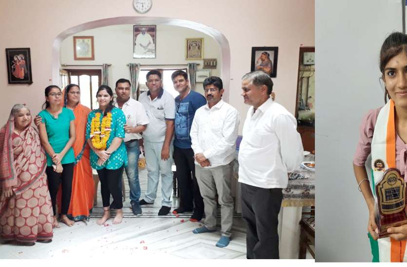 फलोदी. सीएस फाउंडेशन में रेंक प्राप्त करने वाली छात्राएं सीएस फाउण्डेशन में फलोदी की कृष्ण व ओजस्विनी ने मारी बाजी